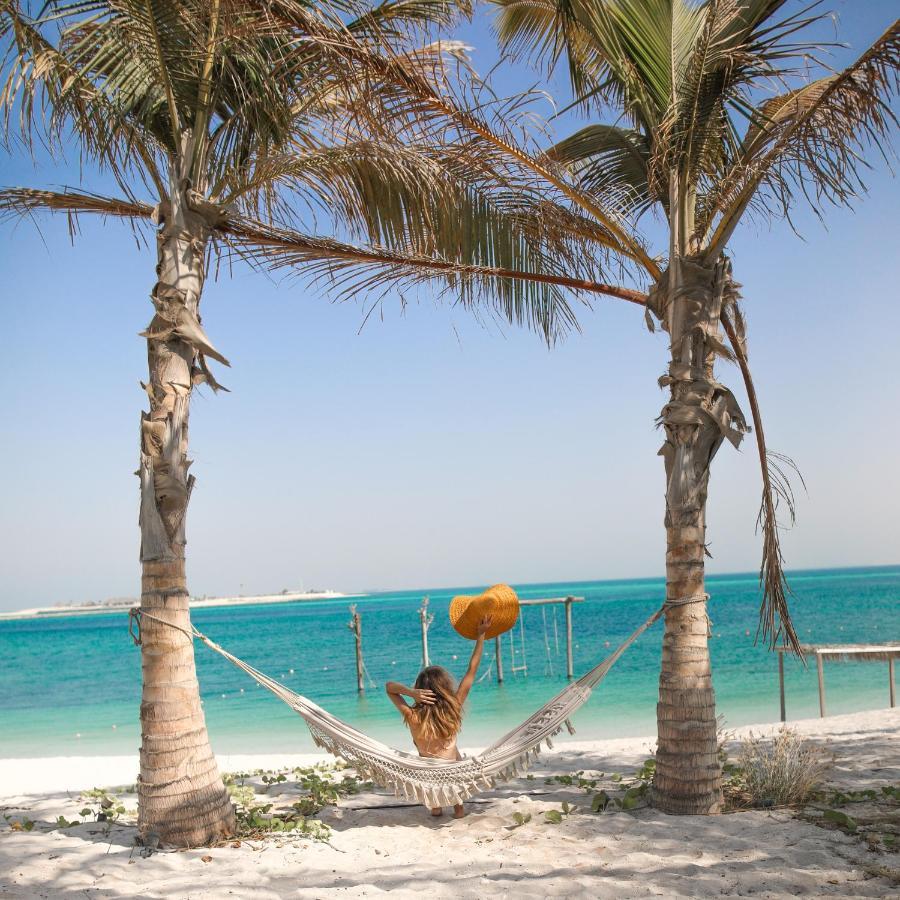 Nurai Island, Saadiyat Hotel Abu Dhabi Eksteriør billede Hammock on the beach